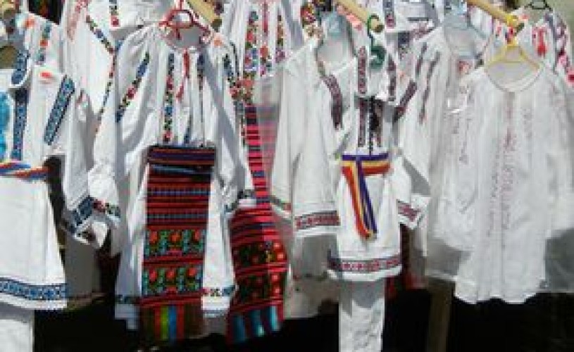Costume populare de sarbatoare expuse de Muzeul Tarii Crisurilor in Serbia