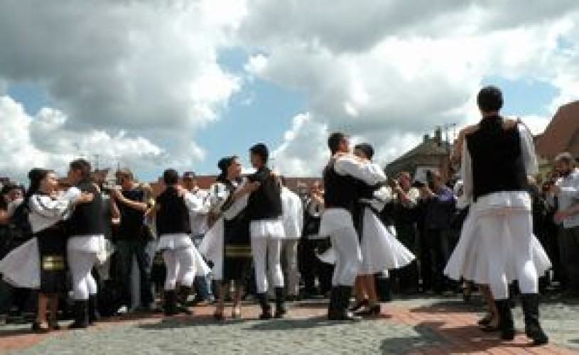 „Junii Sibiului” vor deschide Targul de Turism de la Viena, al treilea ca importanta din Europa