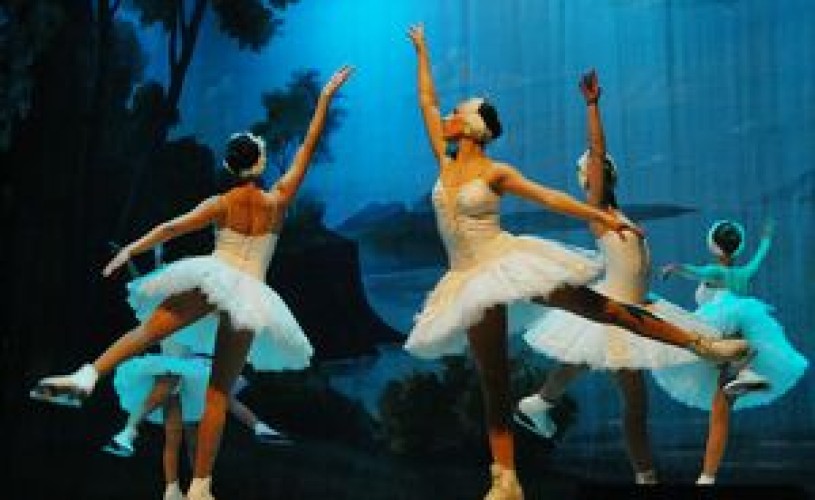 Patinatorii balerini din Sankt Petersburg, aplaudaţi la scenă deschisă în ‘Lacul lebedelor’ de Ceaikovski