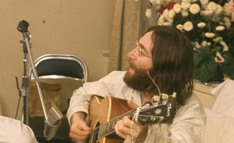 VIDEO Microfonul folosit de John Lennon pentru înregistrarea albumului „Imagine“ este scos la vânzare