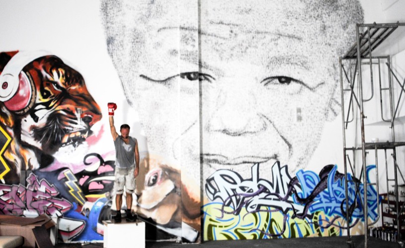 VIDEO Un portret al lui Nelson Mandela a fost imprimat pe un zid din Shanghai cu 27.000 de lovituri de pumn
