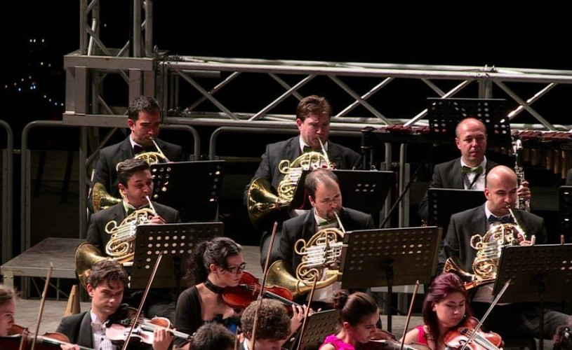 VIDEO Lawrence Foster dirijează Orchestra Română de Tineret la Festivalul „George Enescu“