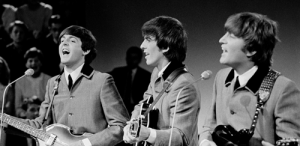 VIDEO Un film nedevelopat descoperit în aparatul fotografului trupei The Beatles va fi scos la licitaţie