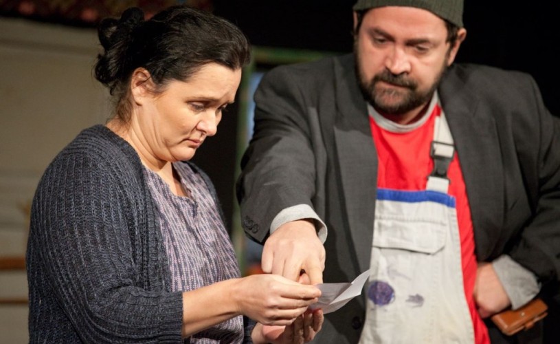 6 din 49. E bun textul. Şi actorii sunt buni