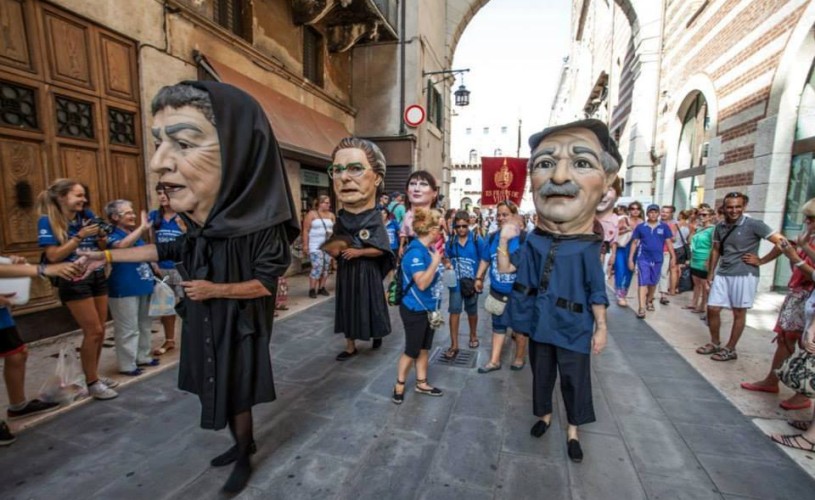 Peste 500 de artiști catalani defilează la Timișoara