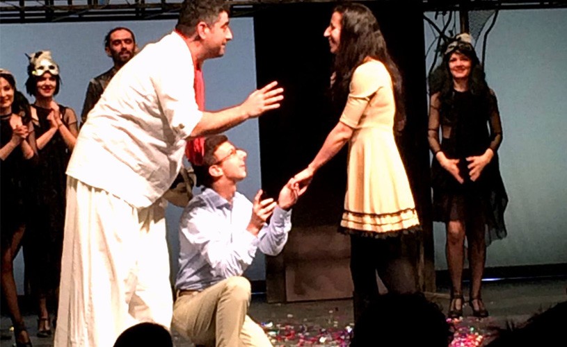 VIDEO de poveste! Spectatoare cerută în căsătorie, pe scena Teatrului Mic!