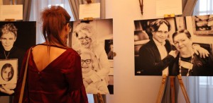 Mama, o expoziție cu îngeri fără aripi