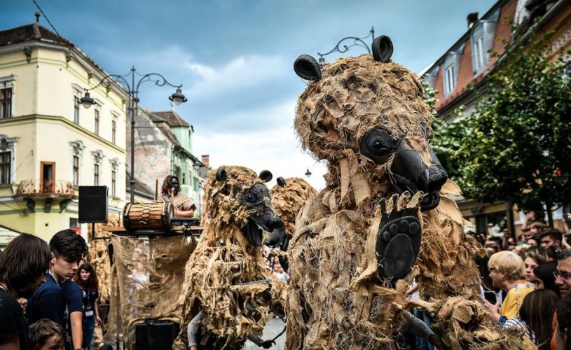 ”Dansul urșilor din Pirinei”, spectacol stradal de teatru de marionete (Spania)