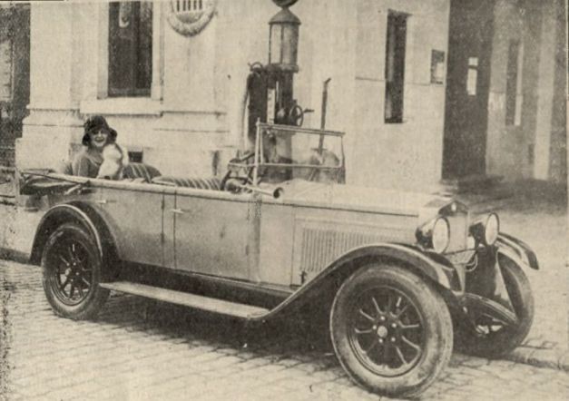 Autoturismul Fiat cu care a fost recompensată de Realitatea ilustrată câştigătoarea concursului, Magda Demetrescu FOTO BCU Cluj, Central University Library