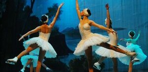 Patinatorii balerini din Sankt Petersburg, aplaudaţi la scenă deschisă în 'Lacul lebedelor' de Ceaikovski