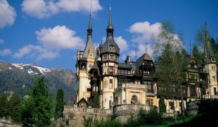 Sicriul cu trupul neînsuflețit al Reginei Ana, depus la Castelul Peleș