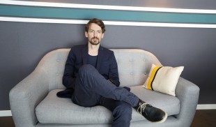 O duzină de întrebări pentru un regizor pe val: Bogdan Mirică
