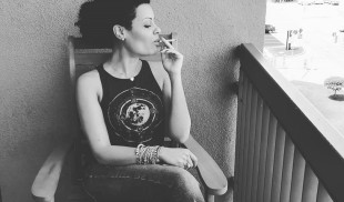Laura Nureldin, scriitoare: „Îmi pare rău că în România nu se poate trăi din scris”