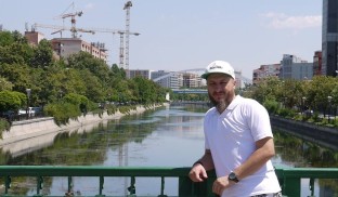 În picioarele goale, prin iad – POVEȘTILE lui DEDEs
