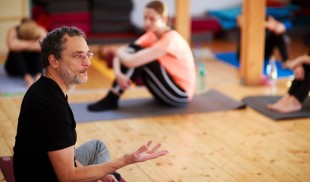 Carlos L’Abbate. Ce e yoga, cum să nu-ți irosești viața, de ce suntem cerșetori de fericire