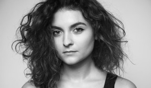 Andreea Alexandrescu: „Îi încurajez pe oameni să caute și spectacolele generației tinere”