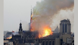 Incendiu la Notre Dame: O turlă a catedralei s-a prăbuşit
