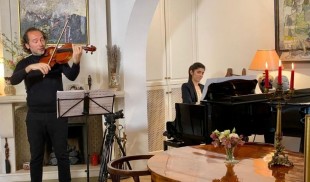 Saloanele SoNoRo – al patrulea episod, Living Room Music, disponibil online, pe platforma art.raiffeisen.ro