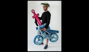 Glume cu substrat social în cea mai nouă expoziție de la Celula de Artă