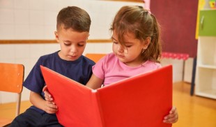 De Paște, Curtea Veche Publishing, alături de Alex și Cristina Donovici și World Vision România, doneză cărți pentru copiii din mediile defavorizate