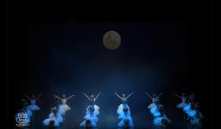 Balerina Iana Salenko dansează în “Lacul Lebedelor” la Sala Palatului
