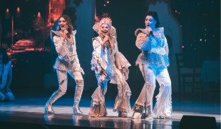 Costume care cântăresc peste 300 de kilograme, folosite în musicalul „Mamma Mia!