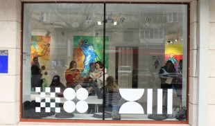 S-a lansat expoziția „Bagajele Abandonului. Expoziție colectivă de explorări creative ale granițelor abandonului”