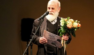 Ștefan Câlția desenează diplomele Galei Premiilor Radio România Cultural 2024