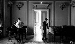 Centrul de Comunicare Vizuală anunță deschiderea expoziției de fotografie „Povești de festival”