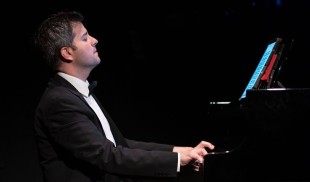 Florian Mitrea, pianist: „Sunt pe deplin dependent de Crăciun“