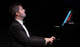 Florian Mitrea, pianist: „Sunt pe deplin dependent de Crăciun“