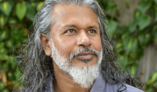 Scriitorul srilankez Shehan Karunatilaka, laureat al Booker Prize, vine la București