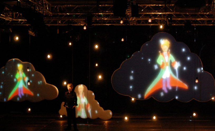 Micul prinṭ isi spune povestea pe scena teatrului Odeon