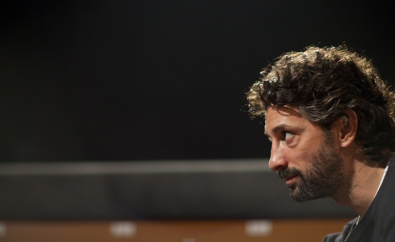 Andi Vasluianu, în spectacolul „Un pic prea intim“, montat de Cristian Juncu la Teatrul Nottara