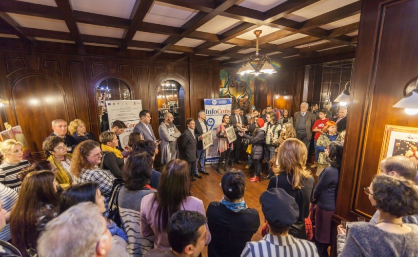 33 de fotografii cu actori în școlile din București și în Gara de Nord