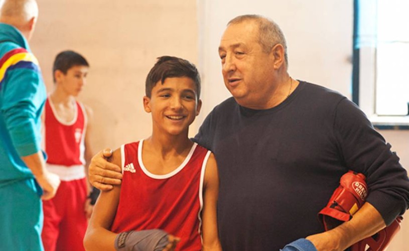 „Caisă”. Box şi viaţă
