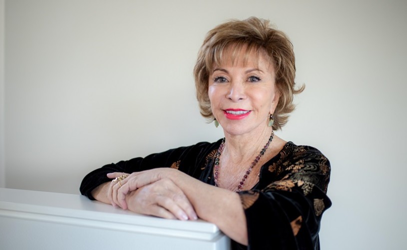 Romanul „O lungă petală de mare” de Isabel Allende, disponibil în librării