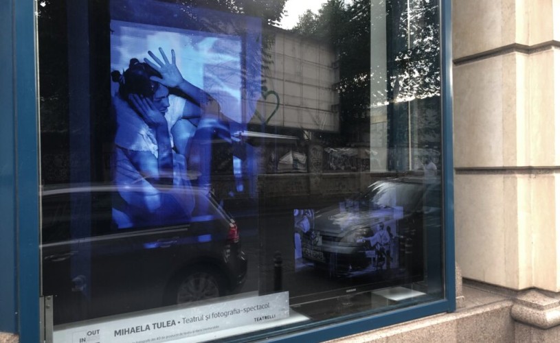 Teatrul iese „la geam”