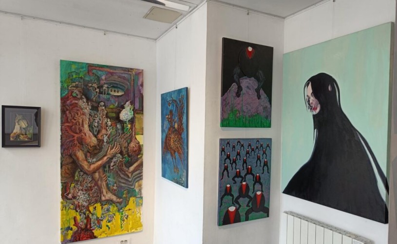 De la început de septembrie, centrul Parisului poartă culorile artei contemporane românești