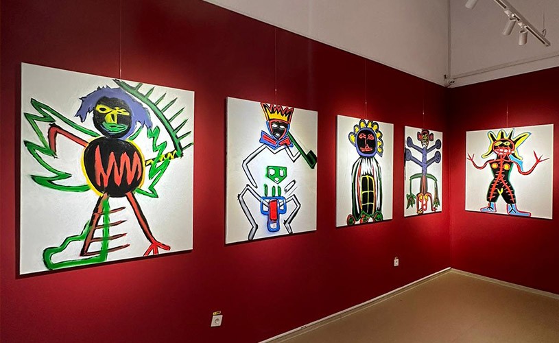 Interpretare modernă a artei primitive și cea mai caldă culoare, albastrul, în mai la Celula de Artă