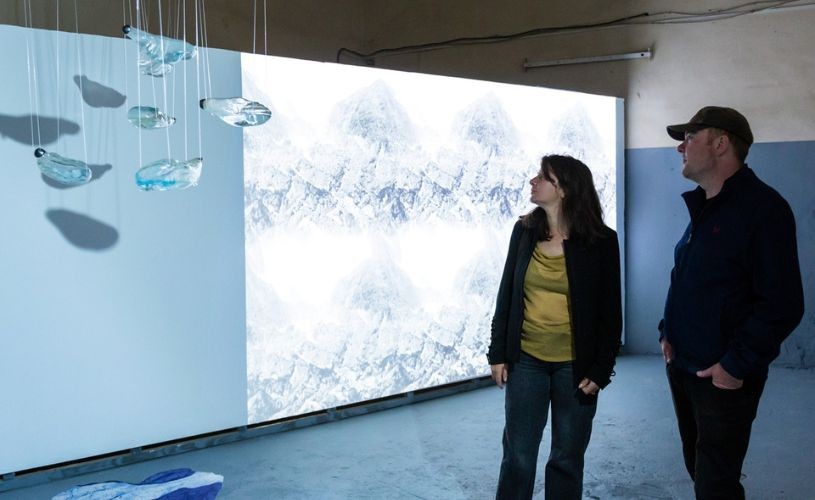 Viitorul așa cum și-l imaginează tinerii, în expoziția THIS IS NOT MY YOUTHOPIA