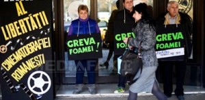 Cativa membri ai Sindicatului Romania Film au intrat, luni, in greva foamei