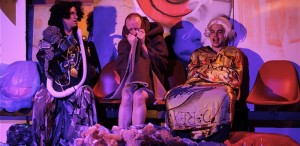 VIDEO Teatrul Metropolis prezintă în premieră cele două părţi ale producţiei „Îngeri în America“, într-o singură reprezentaţie