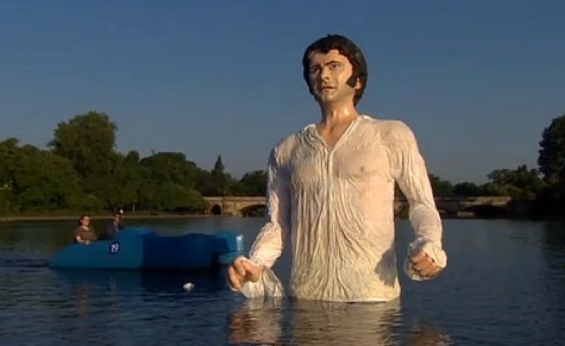 VIDEO O statuie uriaşă a lui Colin Firth în rolul Mr. Darcy, instalată într-un lac din Londra