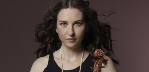 VIDEO „O violonistă excepțională“ (The Guardian), Alissa Margulis urcă pe scena Festivalului „Enescu“ sub bagheta dirijorului român Cristian Lupeş