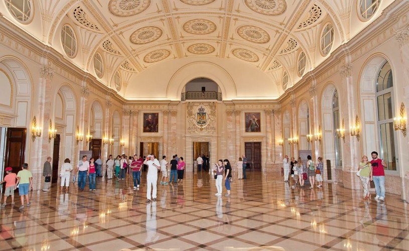 Vizite ghidate în corpul central al Palatului Regal din Capitală, în weekend
