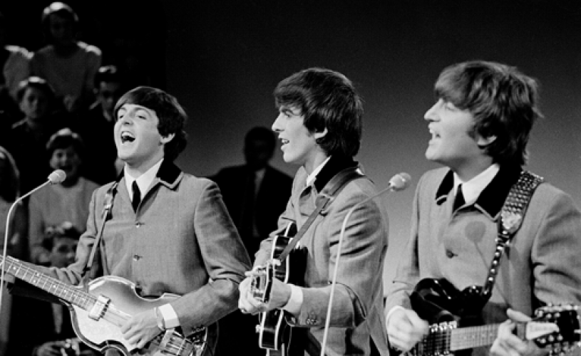 VIDEO Un film nedevelopat descoperit în aparatul fotografului trupei The Beatles va fi scos la licitaţie