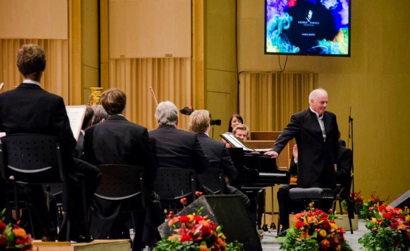 Daniel Barenboim felicită Corul Filarmonicii ,,George Enescu”
