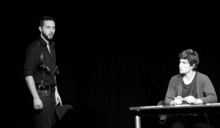 Omul perna, un thriller la Godot. Câştigă o invitaţie la spectacol!