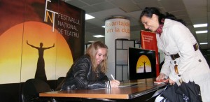 Teatrul coboară în Pasajul Universității - „Seara Semnăturilor Celebre” în FNT